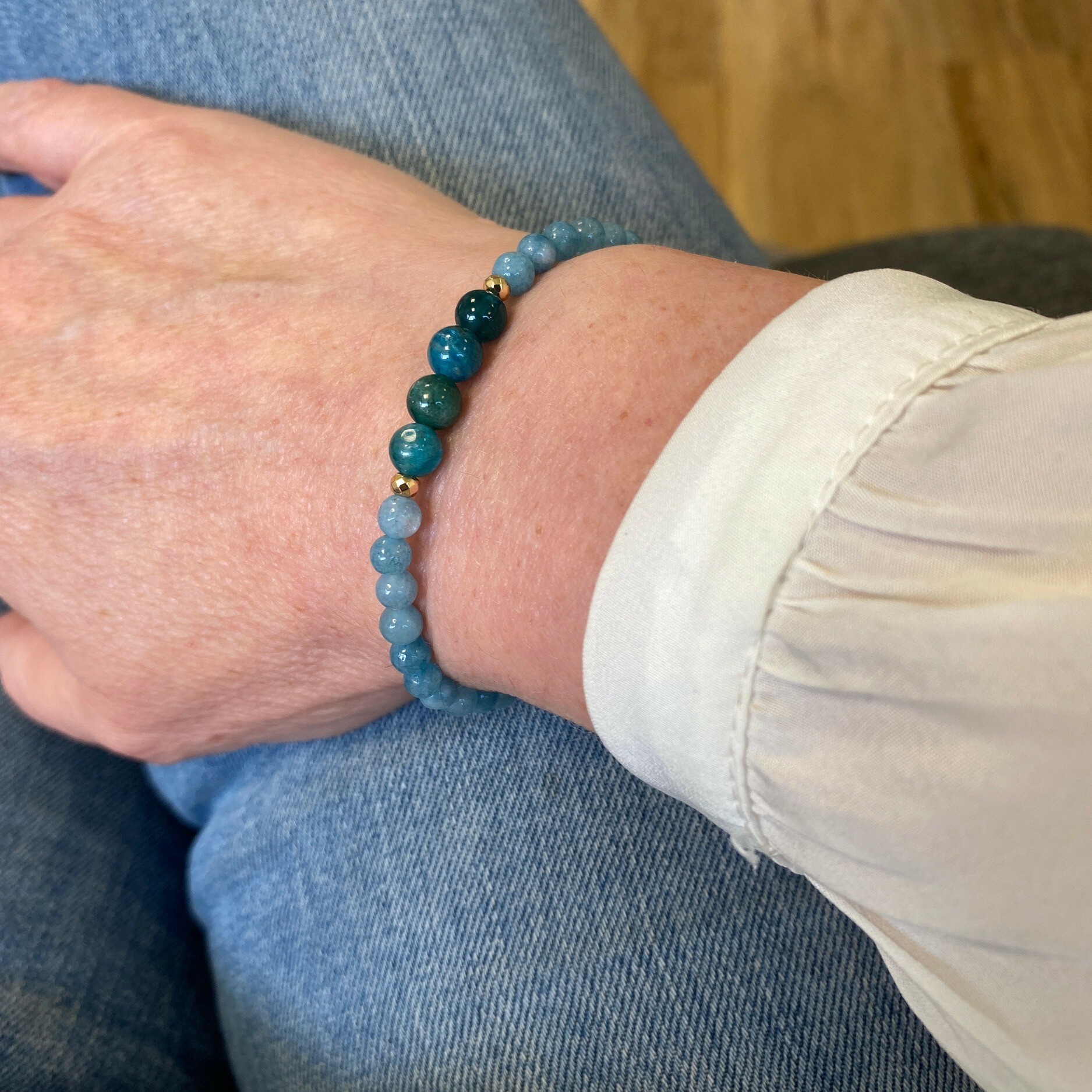 Détail du bracelet en pierres naturelles calcédoine et apatite