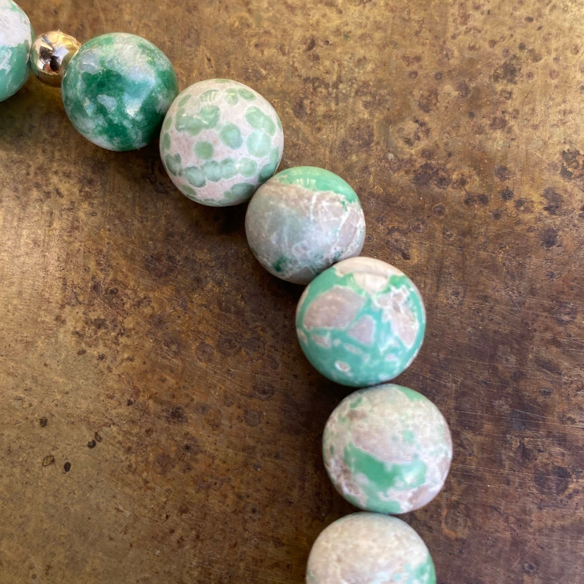 Détails du collier en variscite, turquoise et citrine naturelle