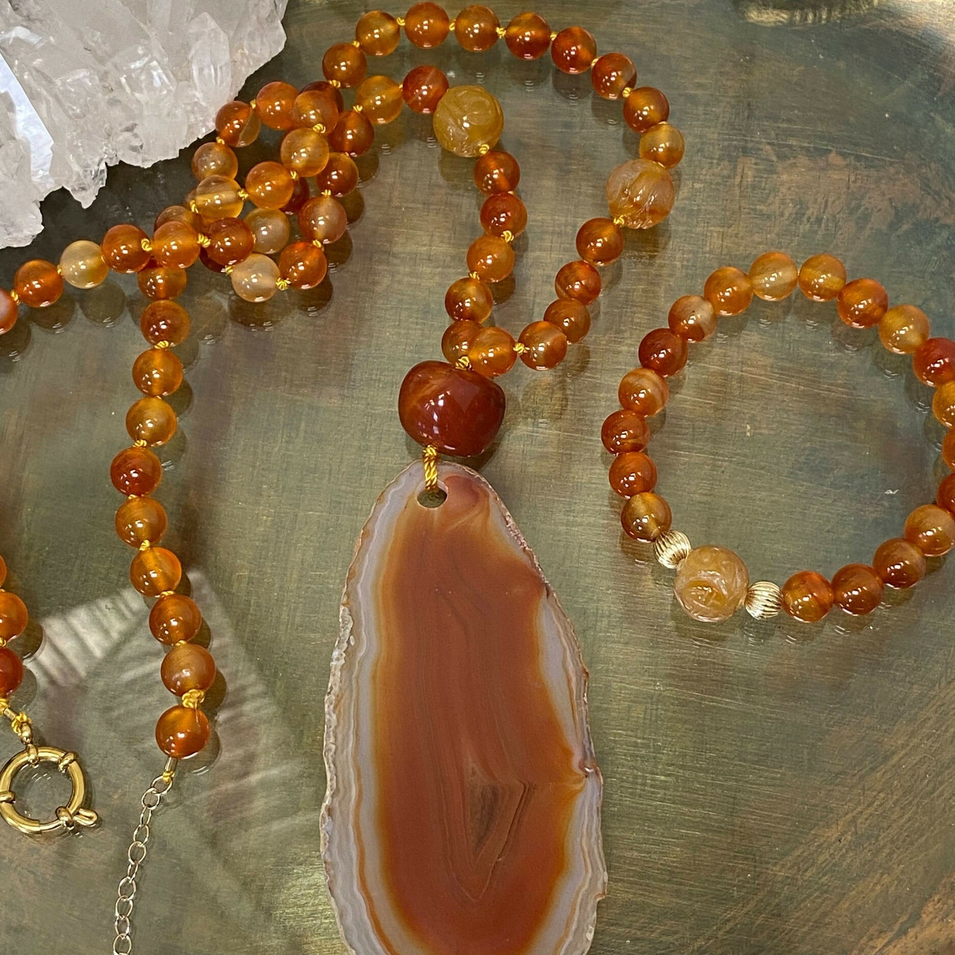 Collier en cornaline orange avec grand pendentif en tranche d’agate naturelle