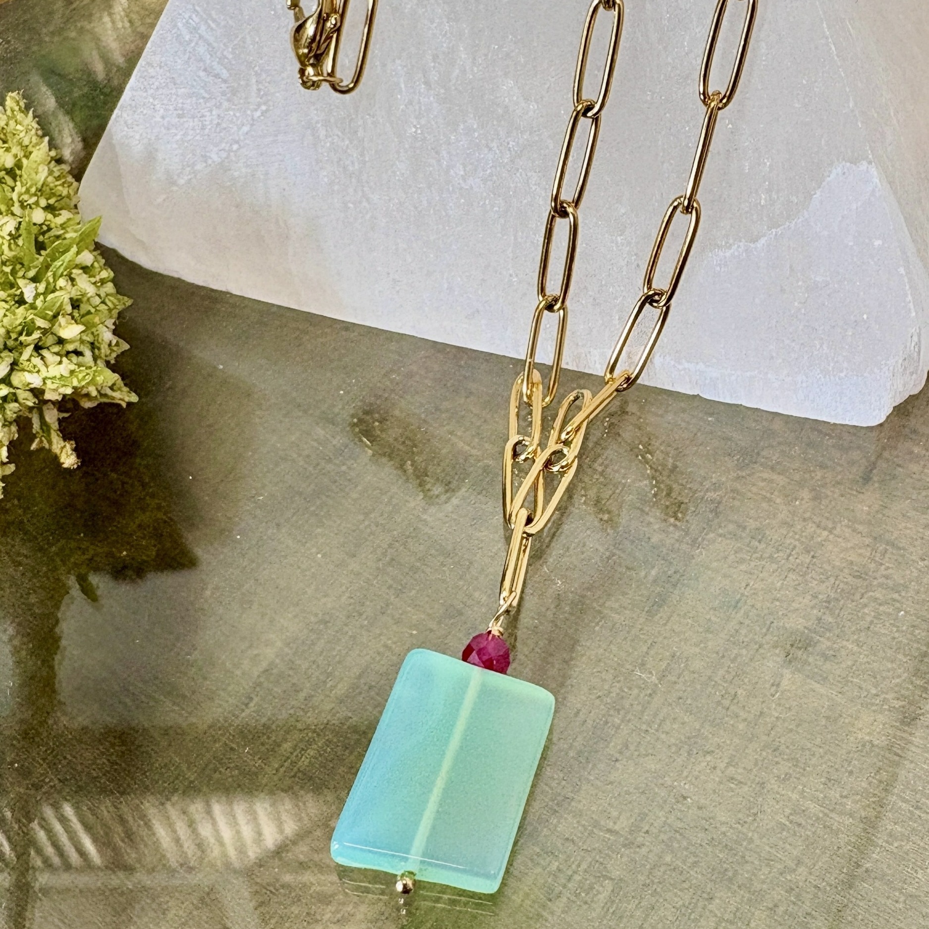 Collier ras du cou en calcédoine et rubis les pierres de tol