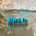Détail du jonc artisanal en turquoise du Tibet avec cordon réglable