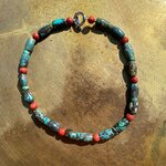 Collier ras du cou en turquoise et gorgone rouge, vue d’ensemble