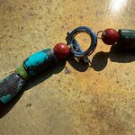 Détail du collier artisanal en turquoise et gorgone rouge