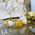 Détail des agates jaunes et des éléments dorés du bracelet