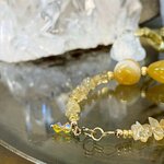 Bracelet en agates jaunes porté au poignet