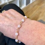 Détail des perles de morganite rose du bracelet