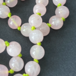 Collier en quartz rose noué à la main, pièce unique