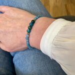Détail du bracelet en pierres naturelles calcédoine et apatite