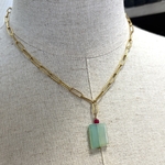 Collier ras du cou en calcédoine verte et rubis
