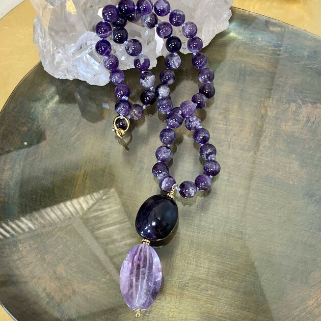 Collier en améthyste et hématites dorées, vue d’ensemble
