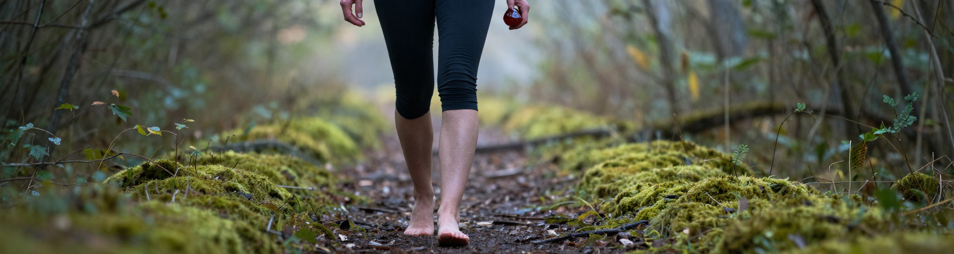 femme pieds nus marche foret matinale