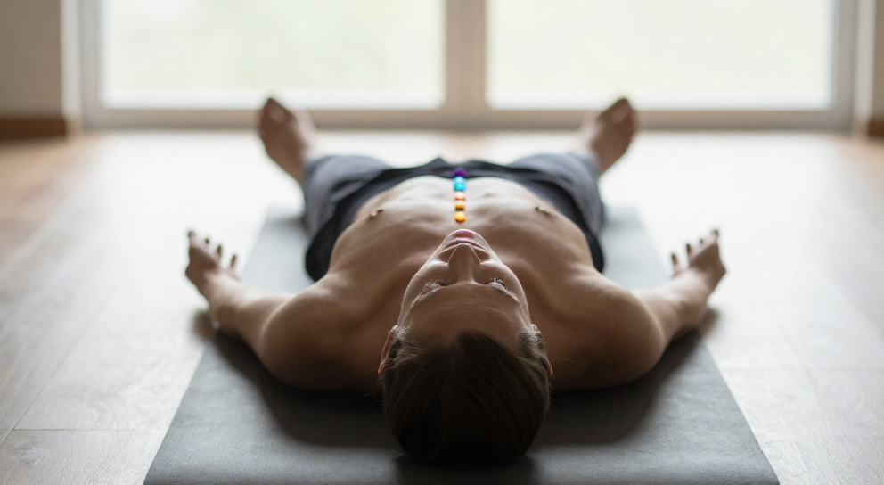personne caucasienne meditant sur tapis