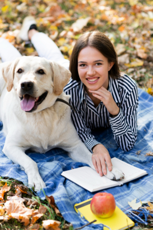 labrador-mignon-avec-femme-souriante