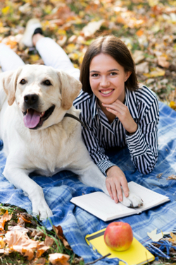 labrador-mignon-avec-femme-souriante