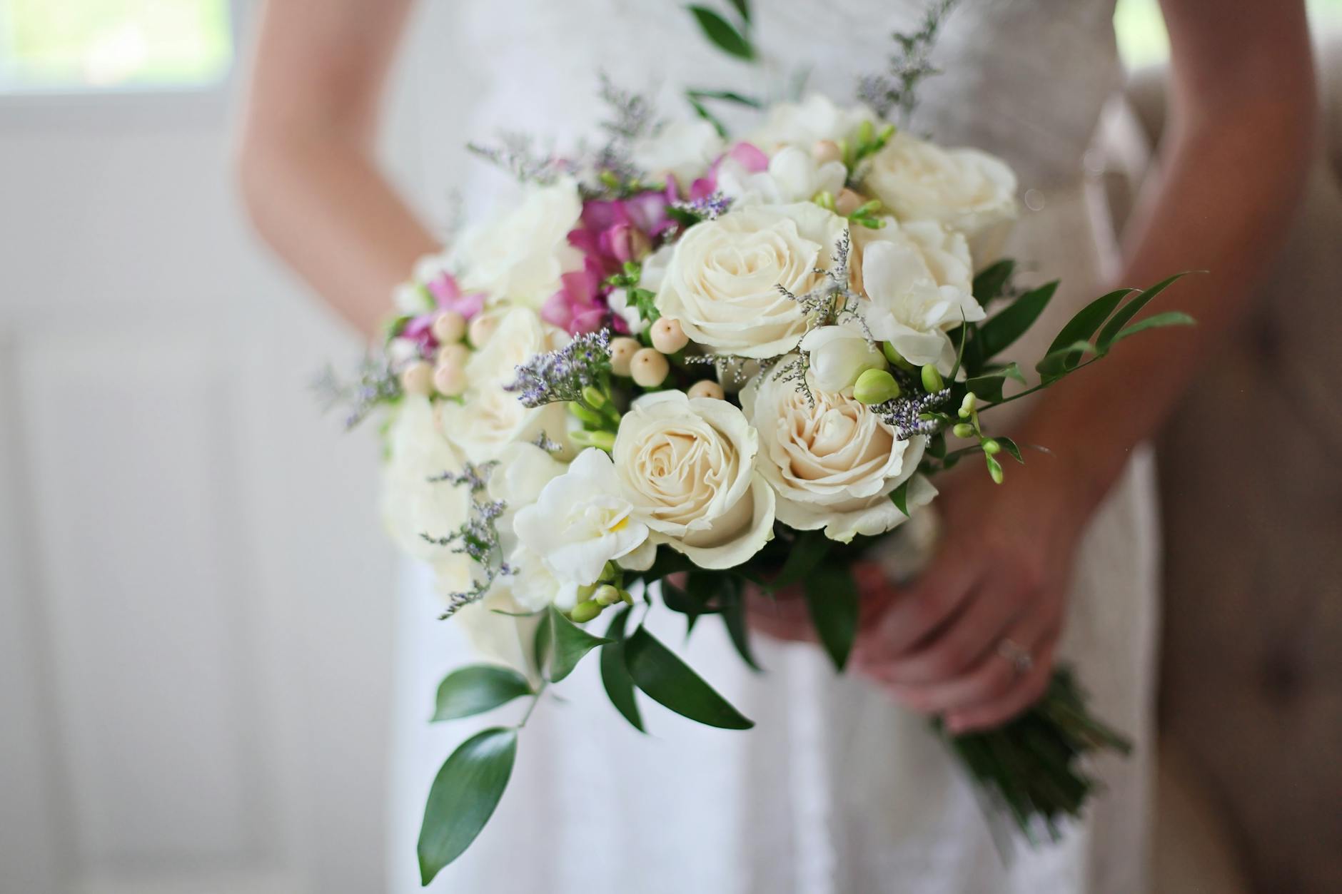 mariees tenue bouquet blanc de roses