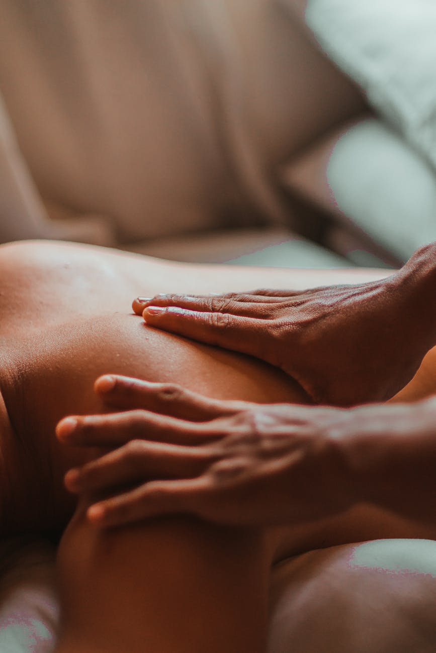 personne faisant un massage