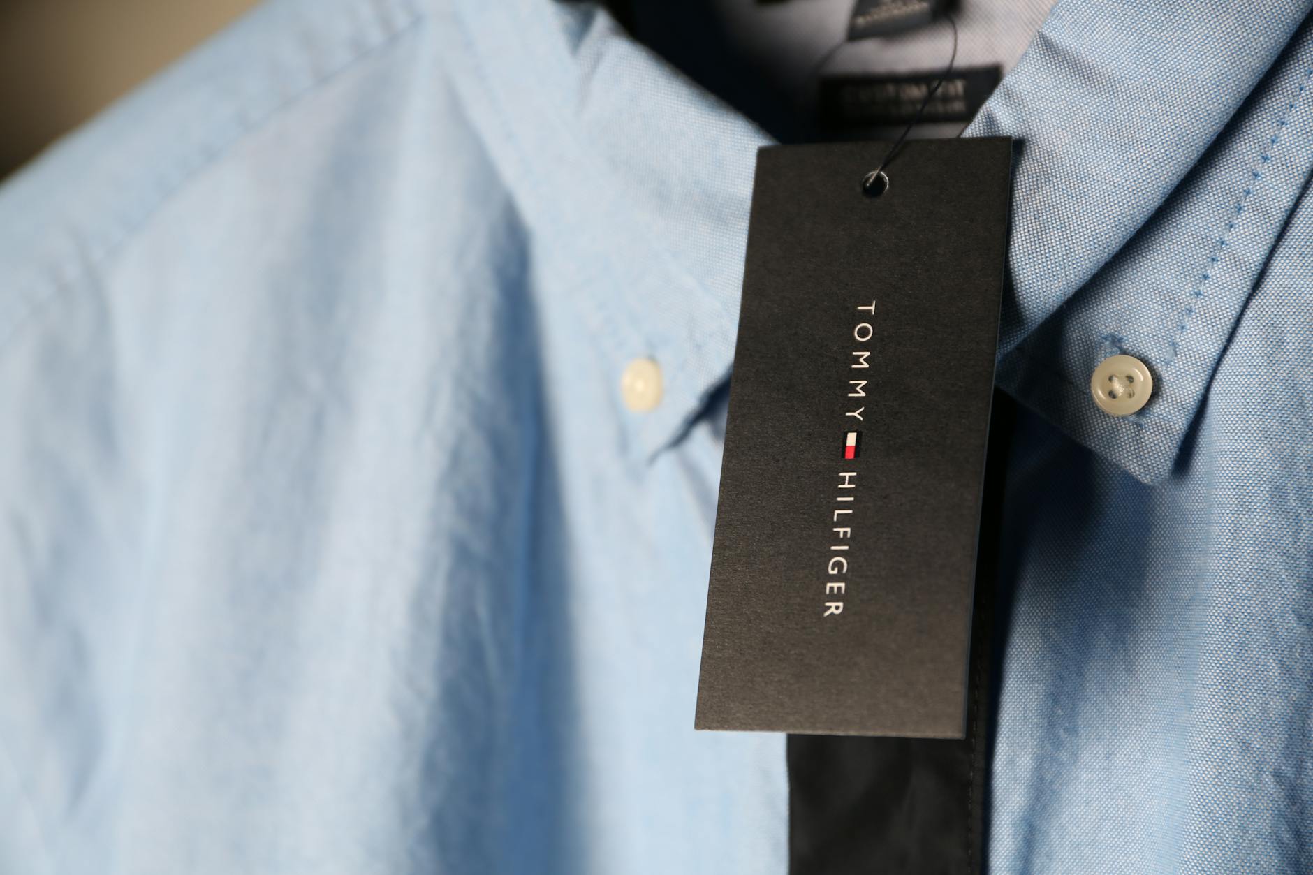 photo en gros plan de la chemise de ville tommy hilfiger bleue avec etiquette