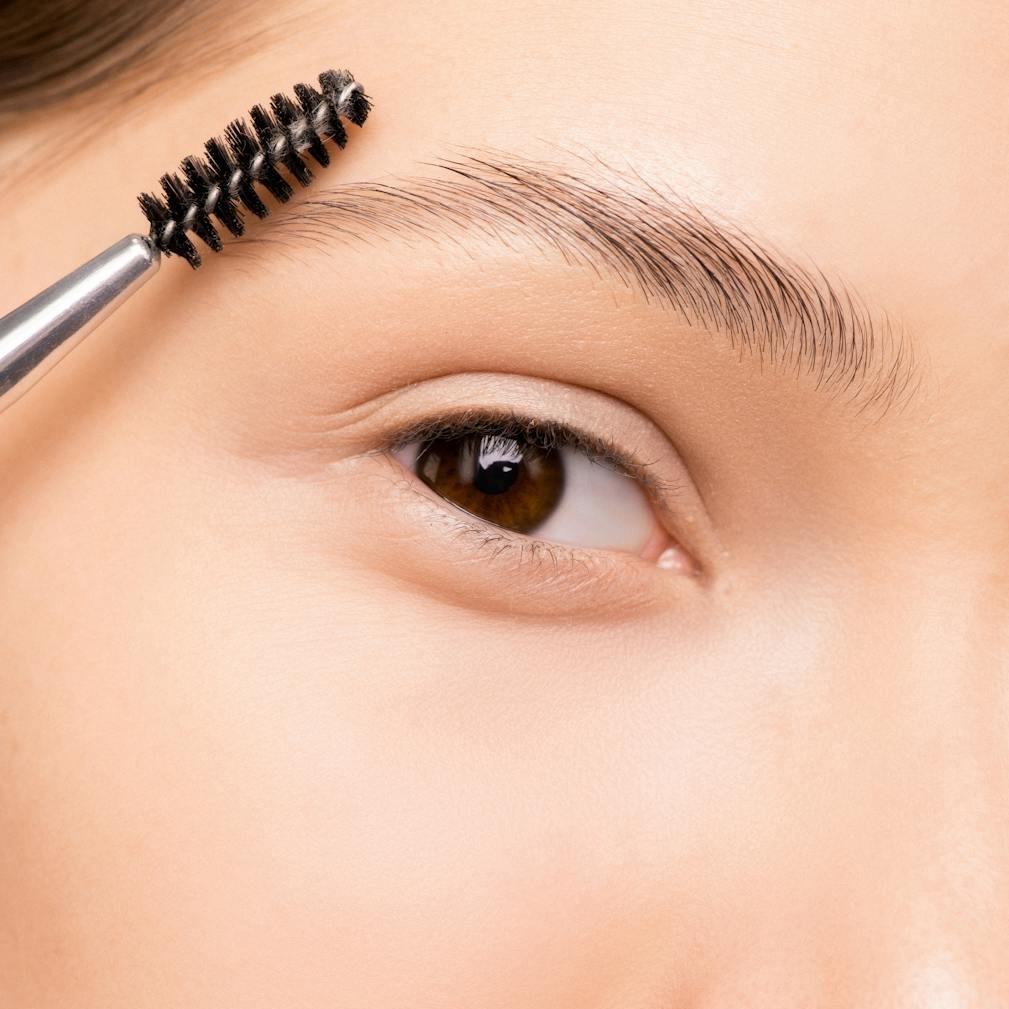 femme application mascara
