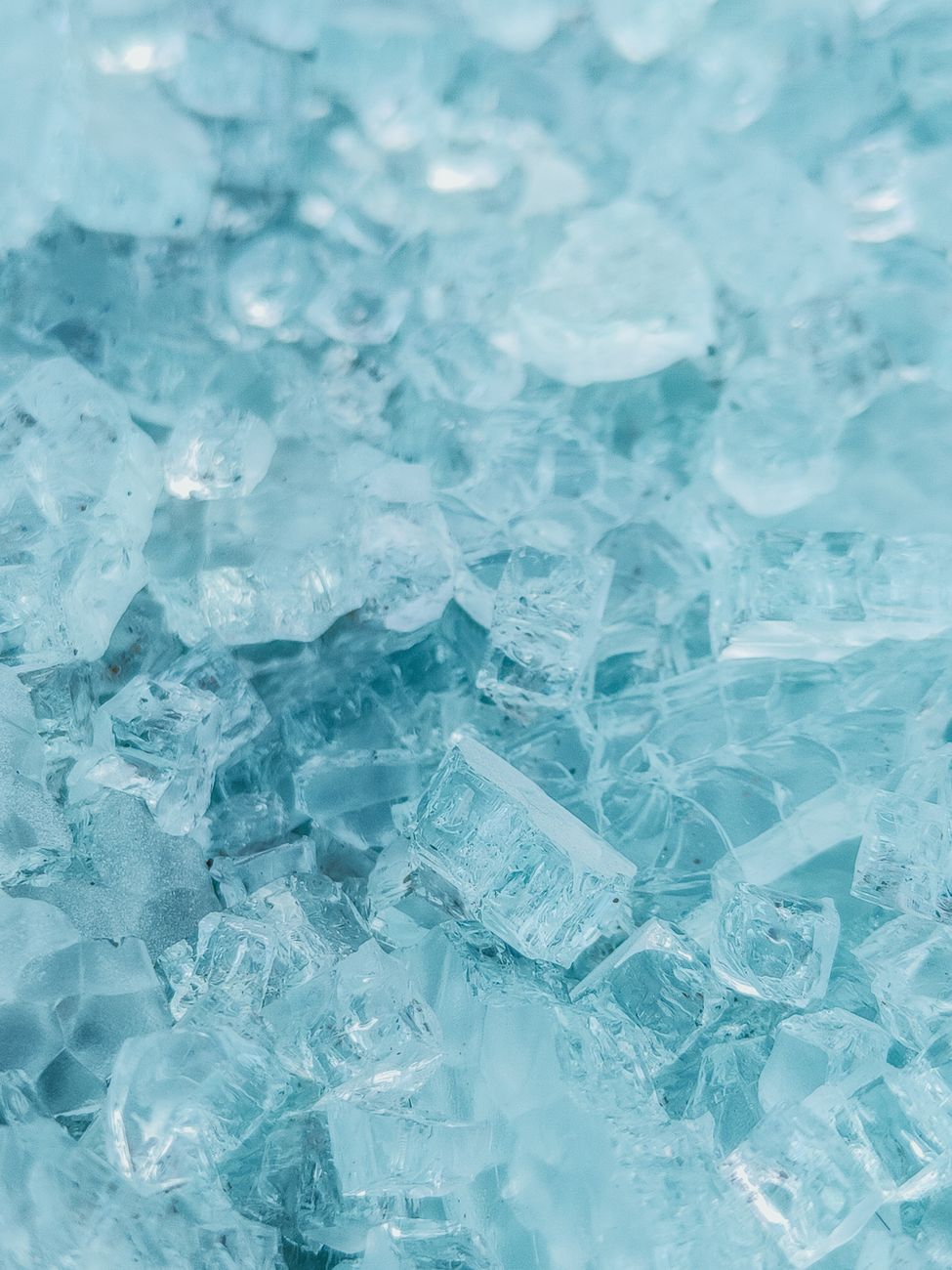 gros plan detaille de cristaux de glace bleue texturee evoquant une sensation de froid hivernal