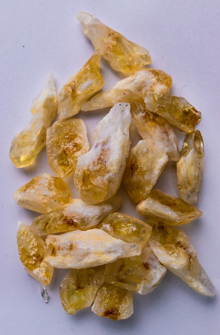 image de haute qualite de cristaux de citrine bruts isoles sur une surface blanche