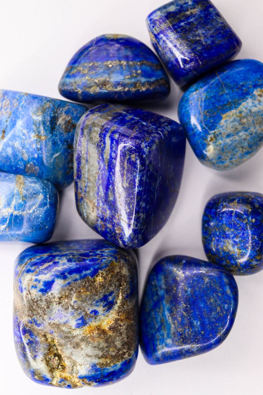 collection de pierres de lapis lazuli polies mettant en valeur des nuances de bleu vibrantes et des motifs uniques