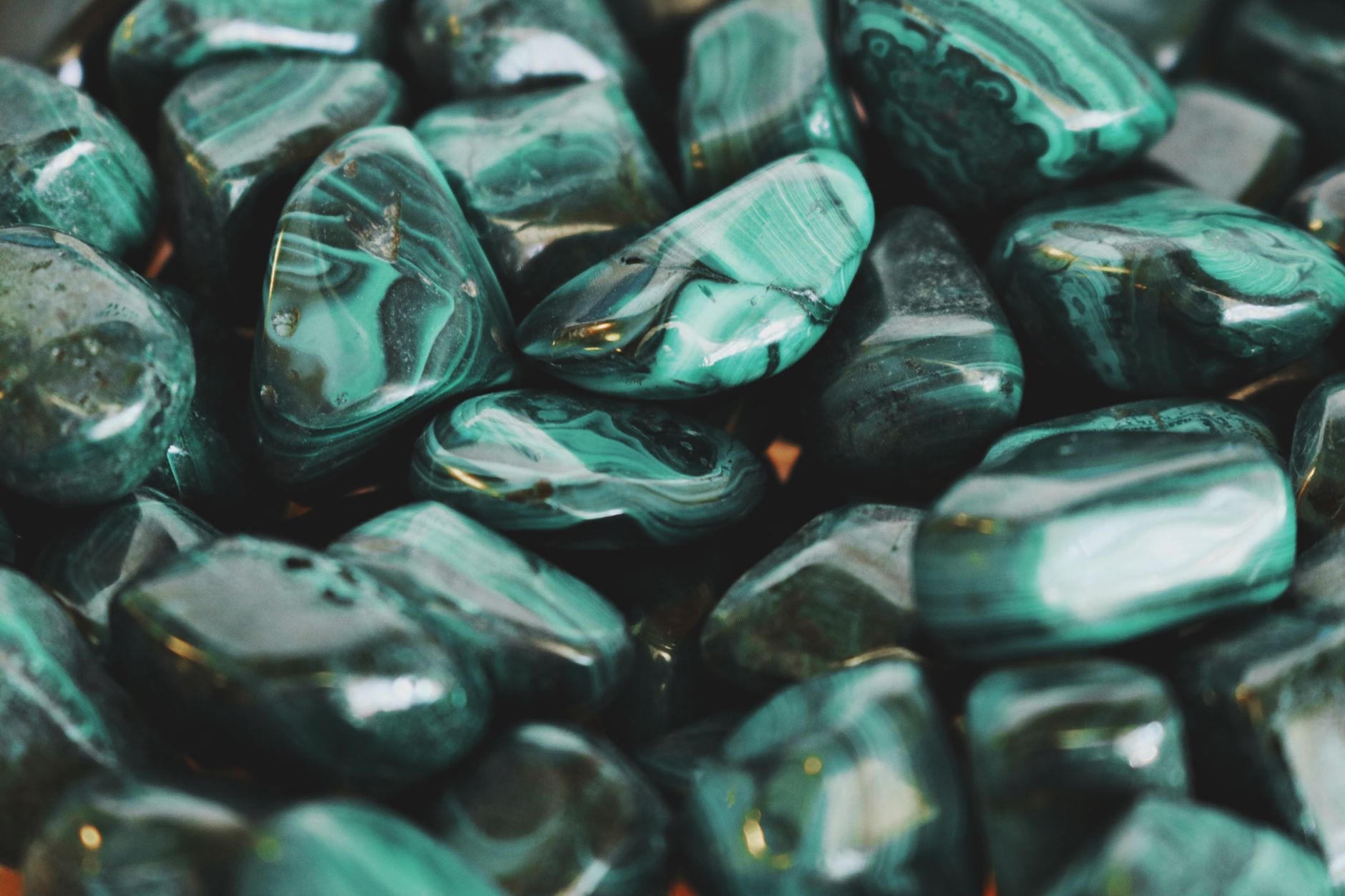 gros plan de pierres de malachite polies presentant des motifs complexes et des teintes vertes vibrantes