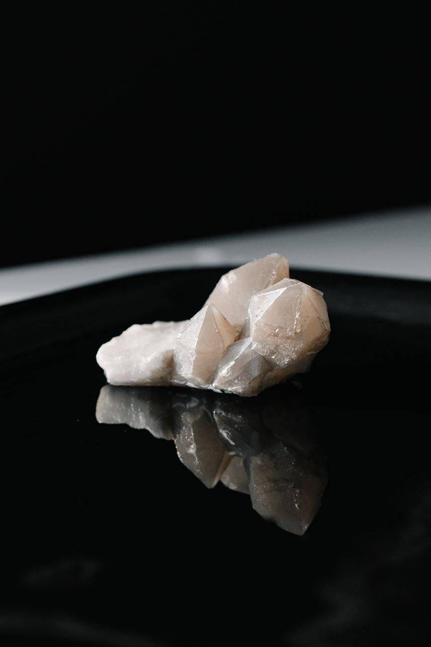 superbe gros plan d un cristal de quartz se reflechissant sur une surface sombre mettant en valeur sa beaute naturelle