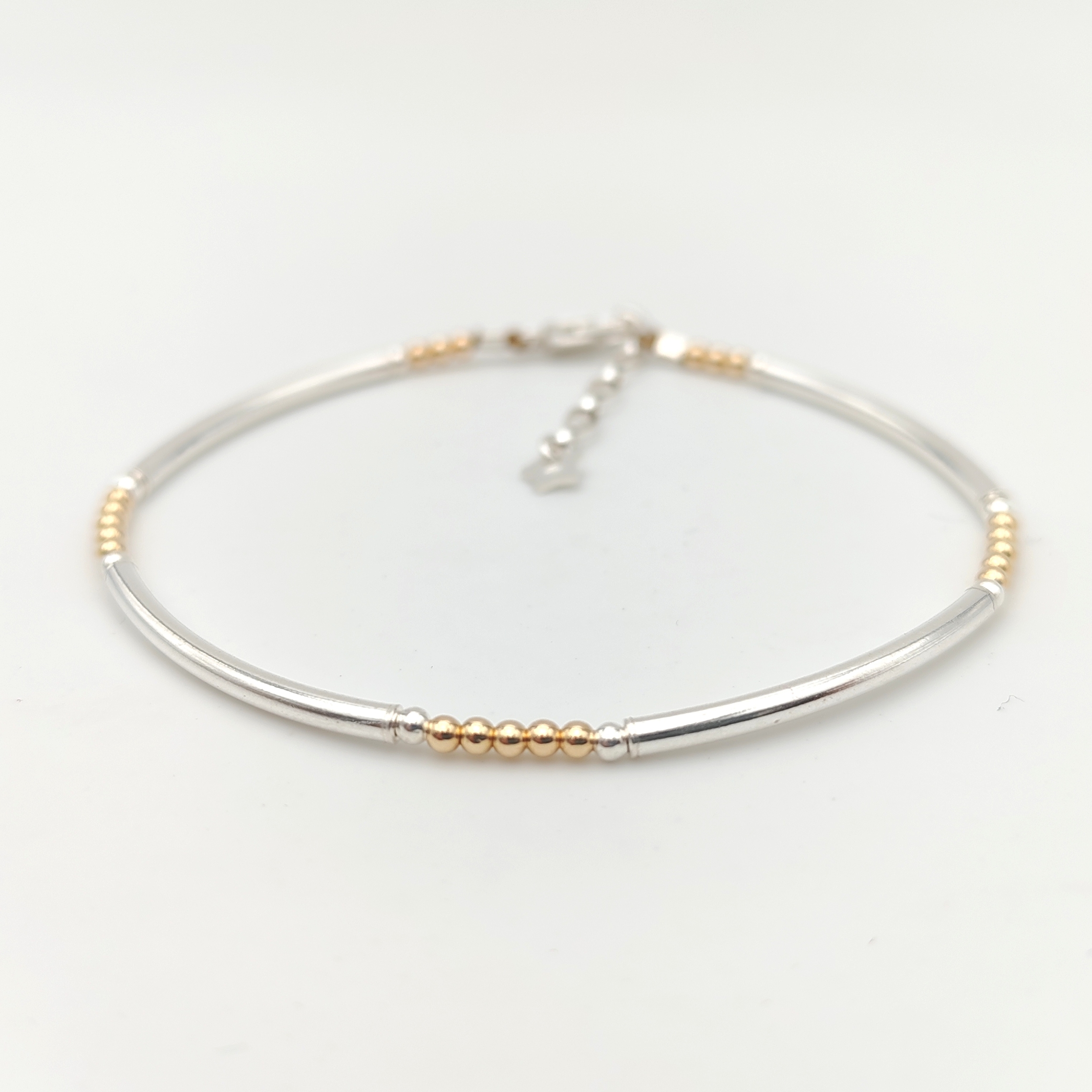 Bracelet jonc Louxor artisanal en argent et or laminé 14K (goldfilled) en gros plan