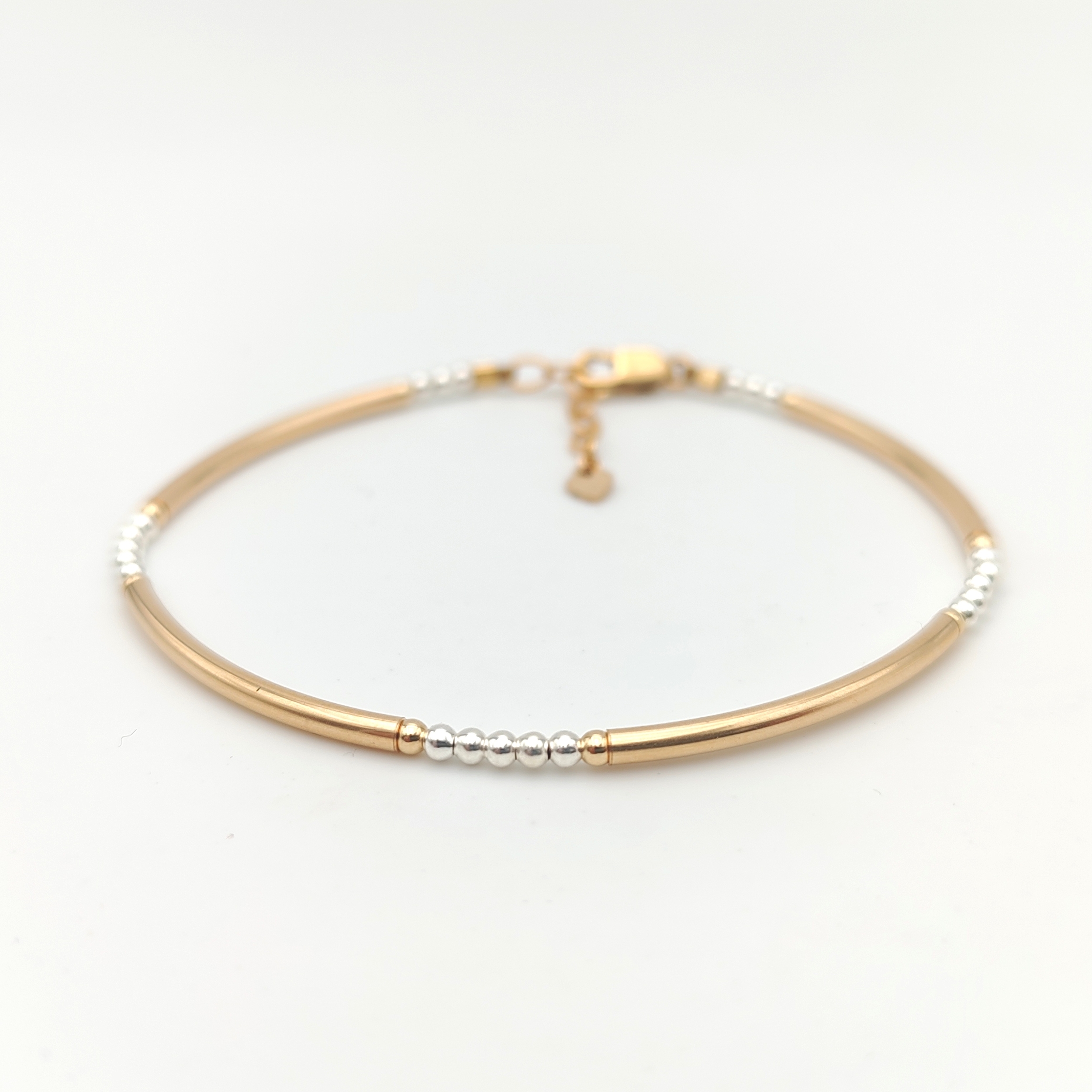 Bracelet jonc Louxor artisanal or laminé 14K (goldfilled) et argent en gros plan