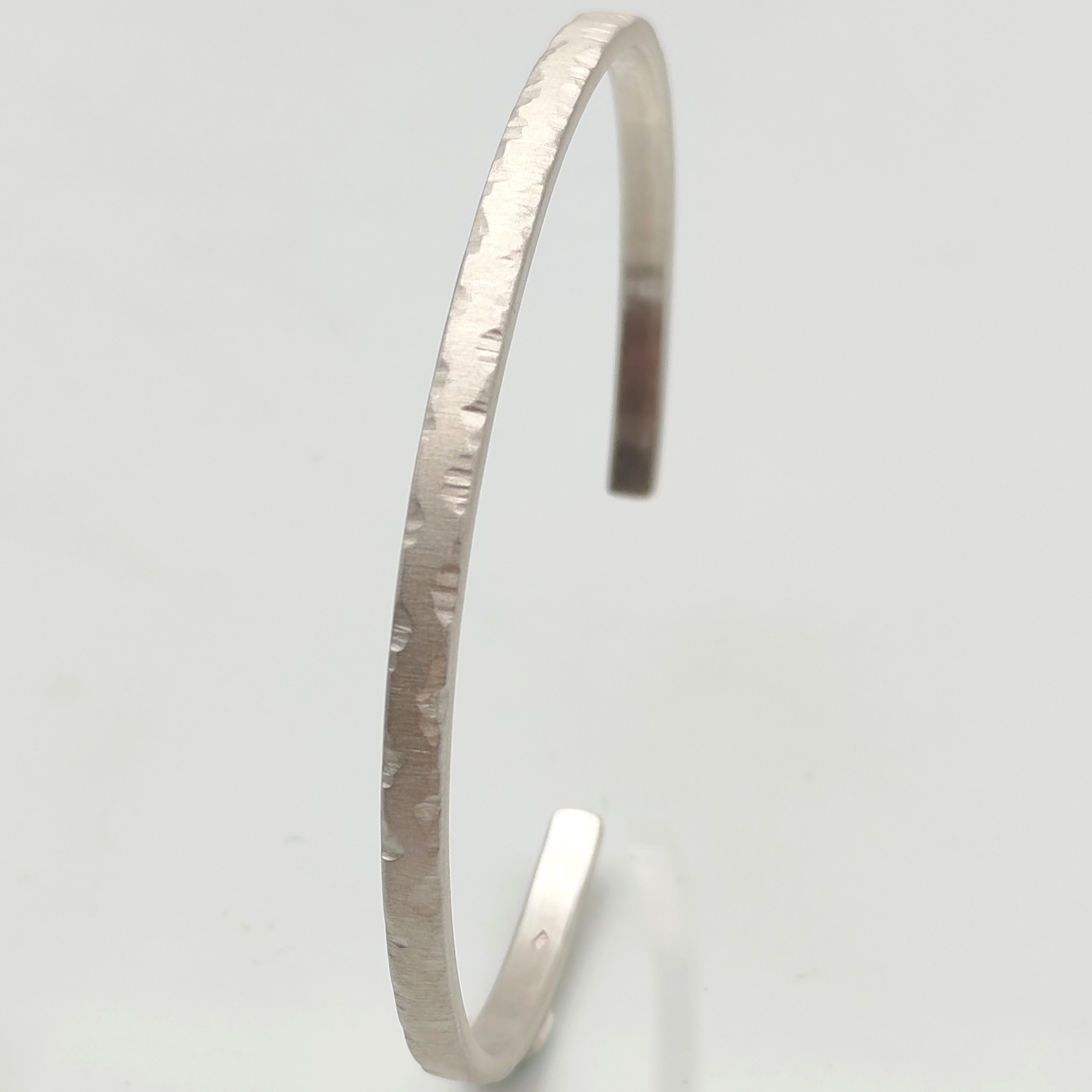 bracelet jonc homme en argent 925 brossé et sculpté sur les bords