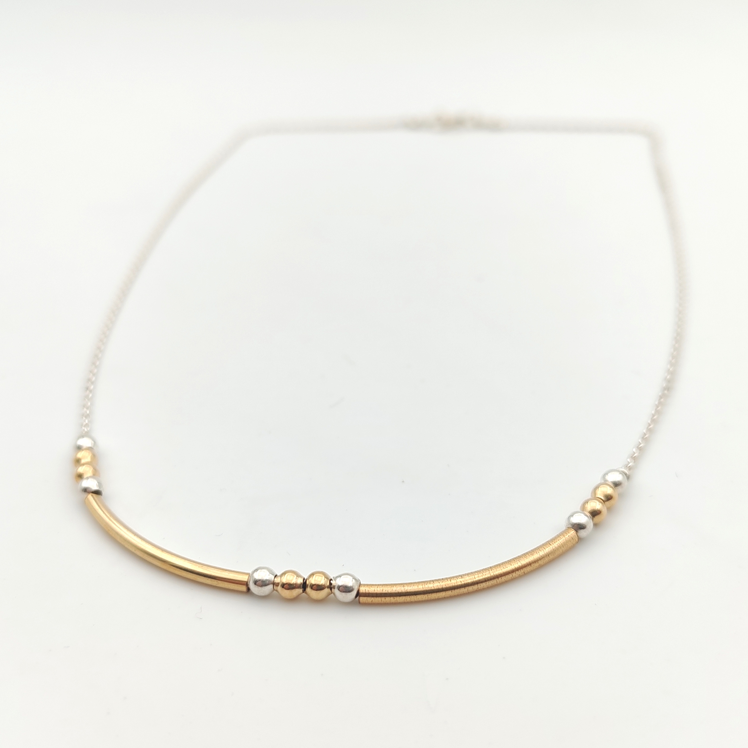 Collier fin Louxor en argent 925 et tubes goldfilled fabriqué à la main par Bijouterie JK à Valbonne