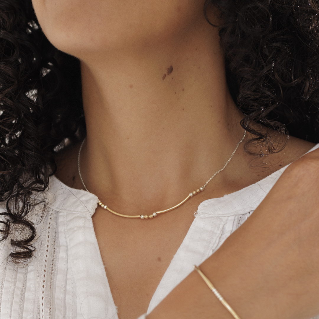 Collier fin Louxor en argent 925 et tubes goldfilled fabriqué à la main par Bijouterie JK à Valbonne porté