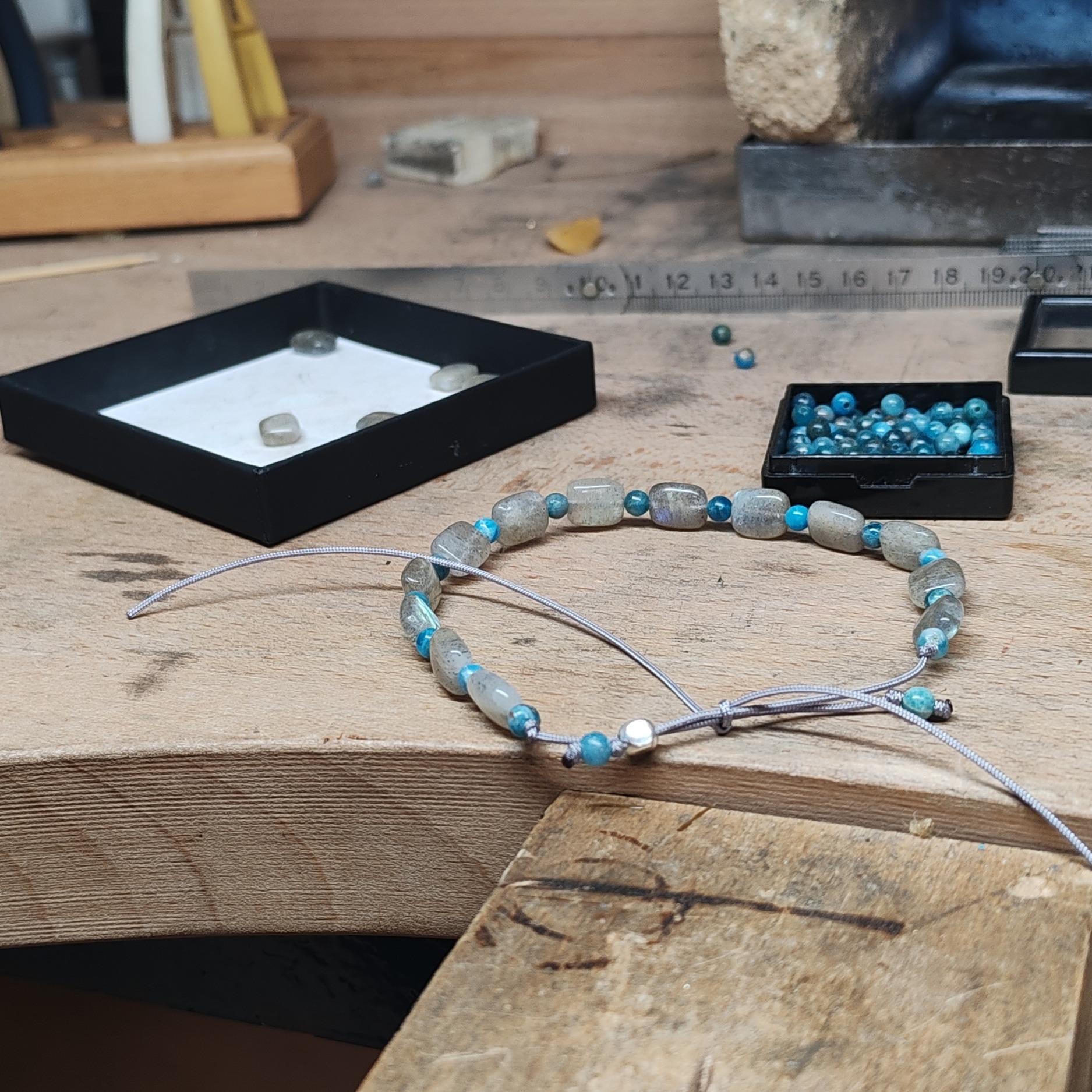 Fabrication du bracelet Kalahari homme en labradorite dans mon atelier de Valbonne