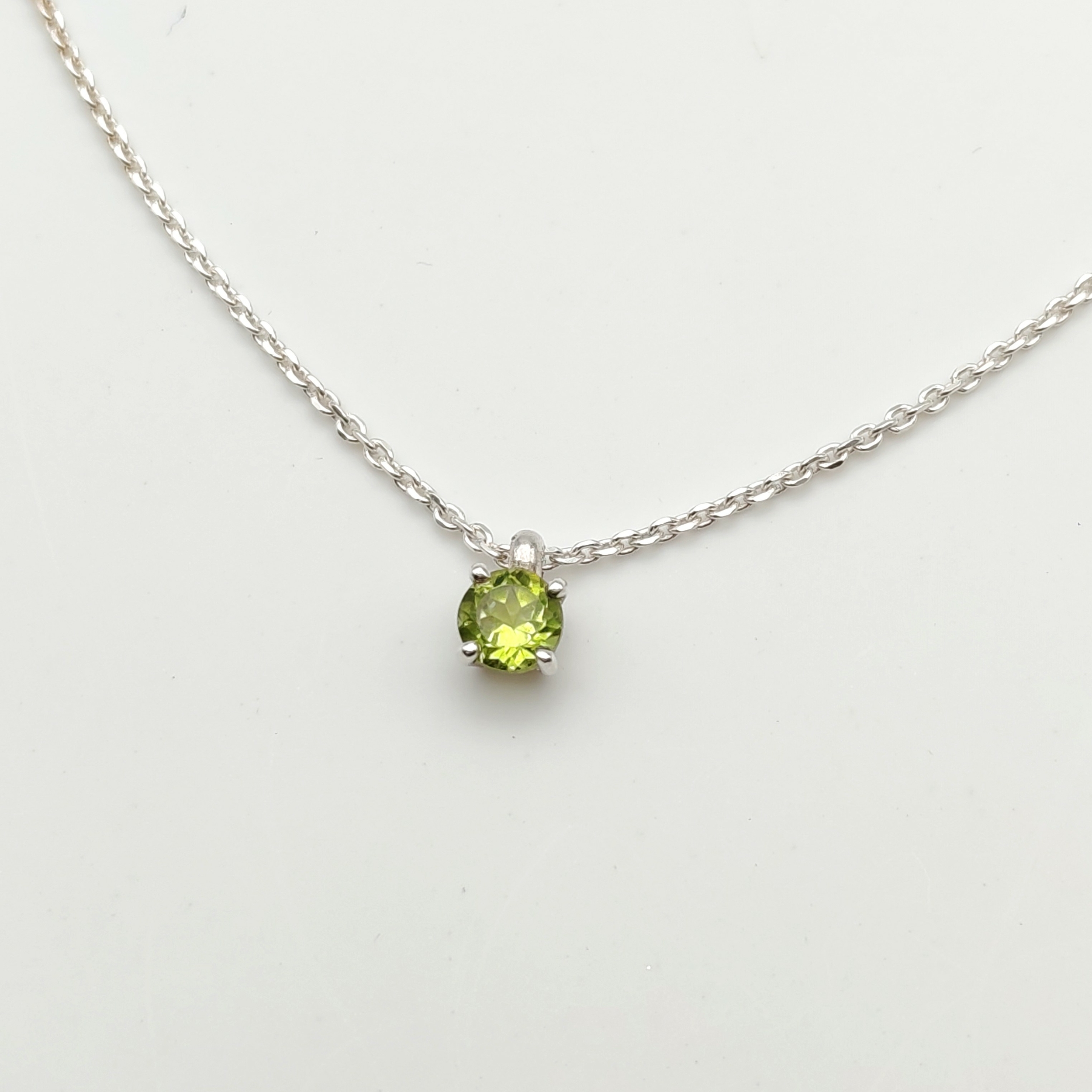 Collier en argent 925 avec pendentif solitaire péridot vert lumineux serti 4 griffes sur chaîne forçat diamantée