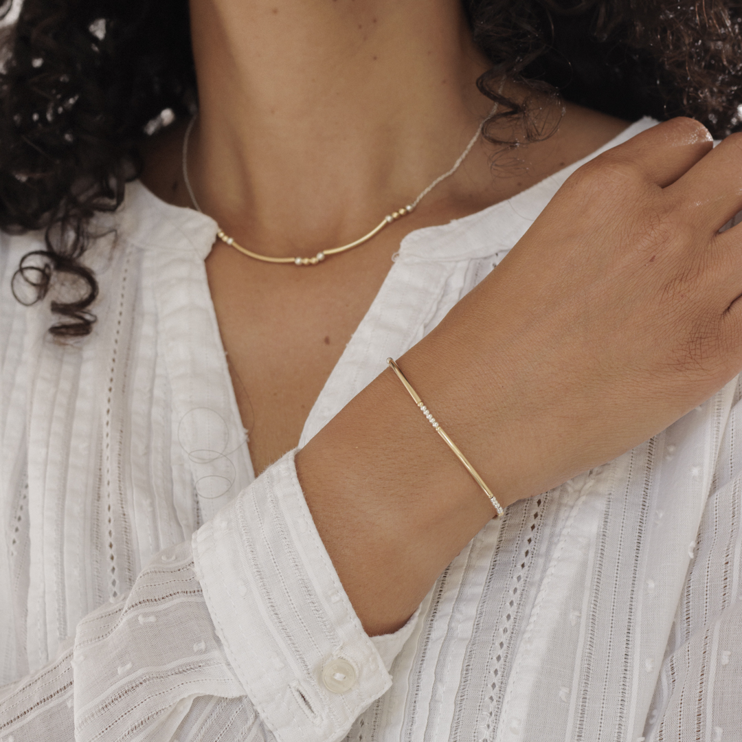 Bracelet jonc Louxor artisanal en or laminé 14 K (goldfilled) et argent 925 porté