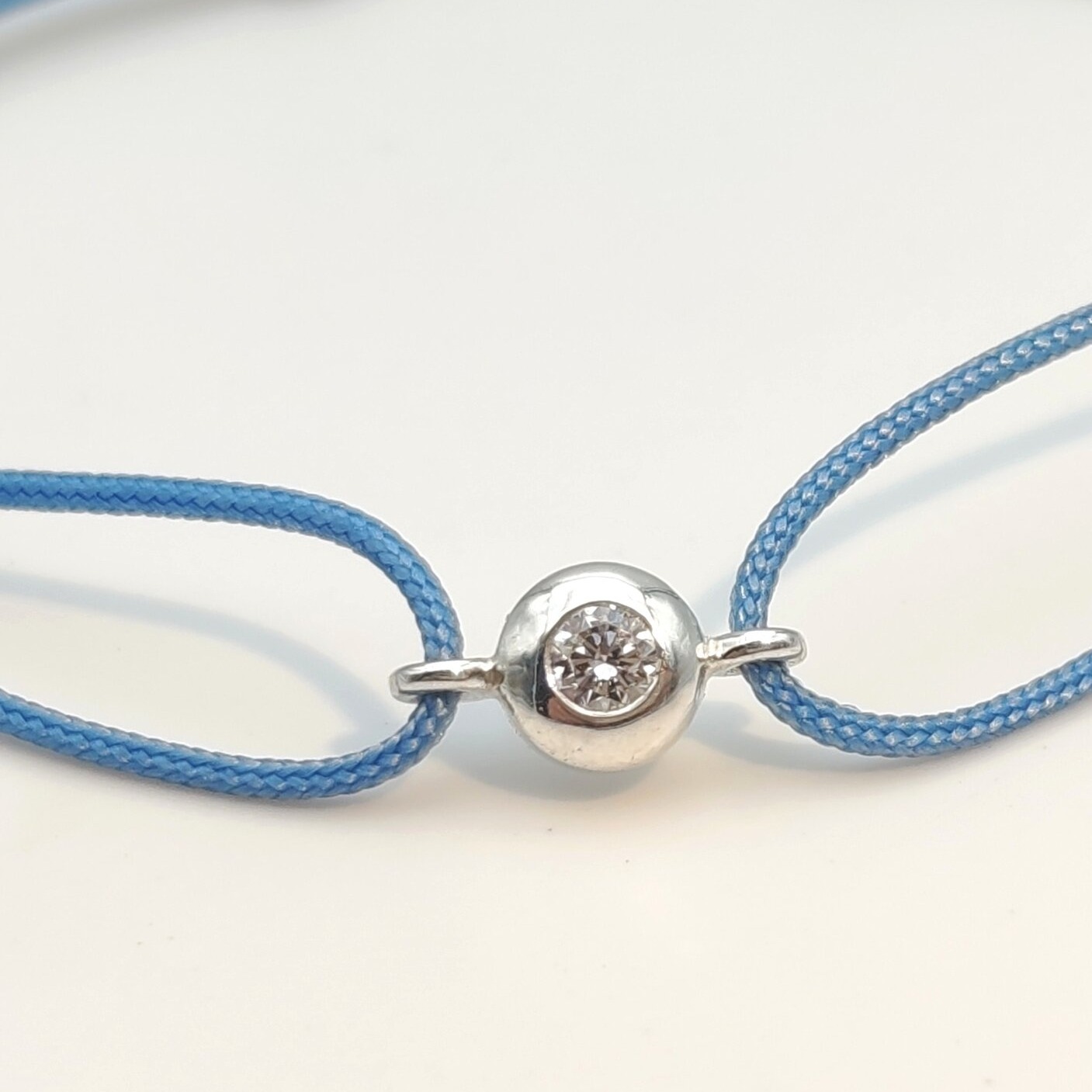Bracelet diamant sur cordon sur fond blanc (2)
