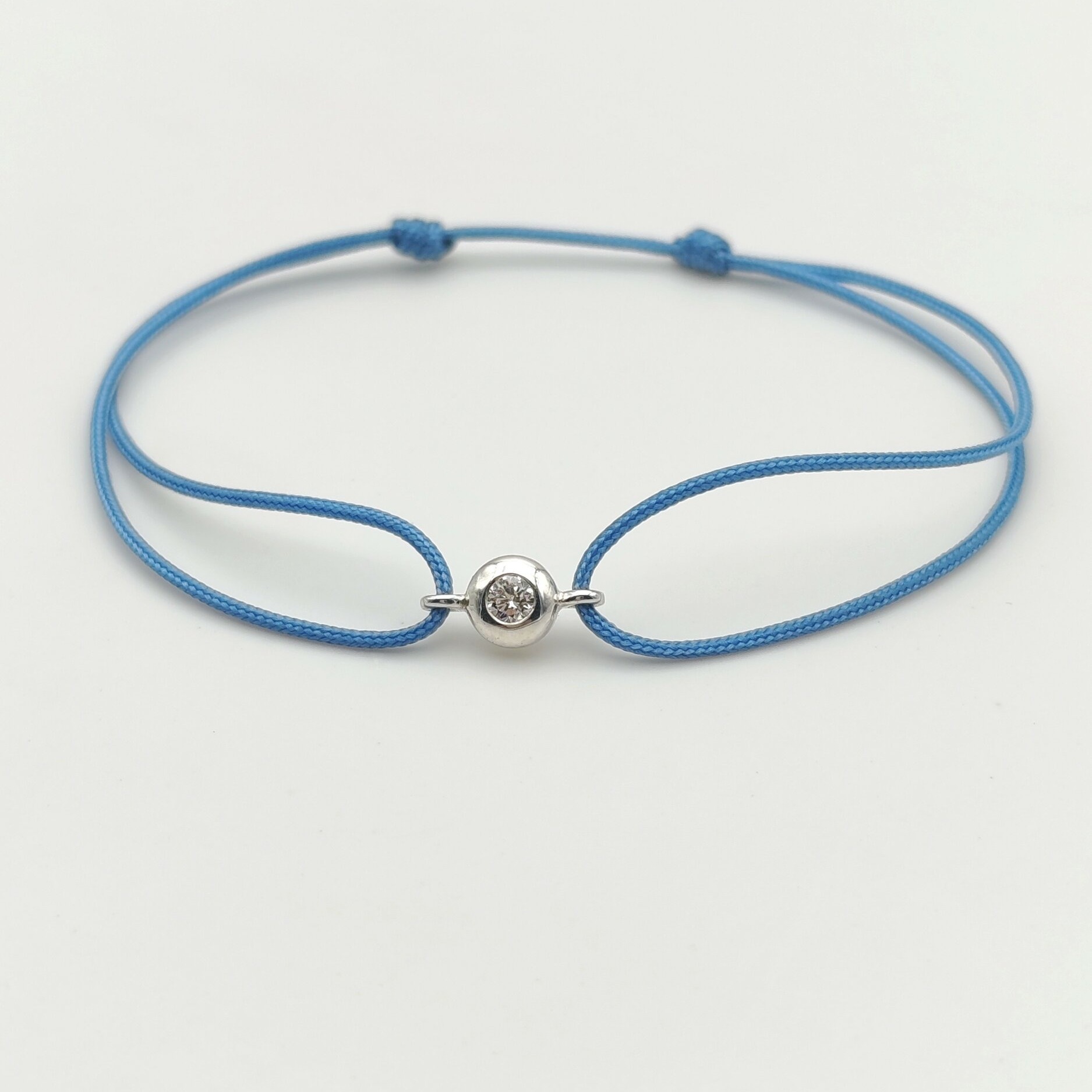 Bracelet diamant sur cordon sur fond blanc