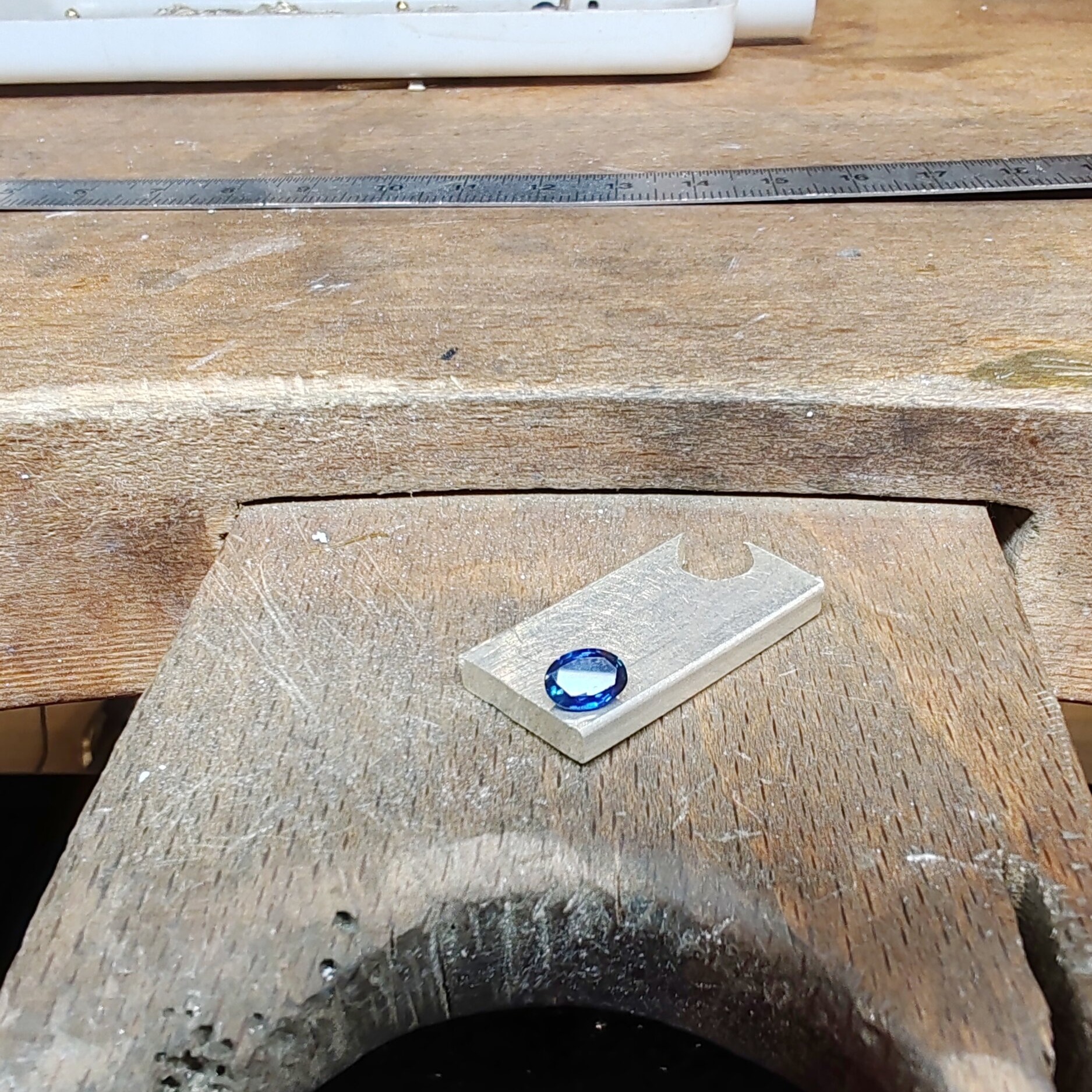 Photo dun saphir sur la matière brute