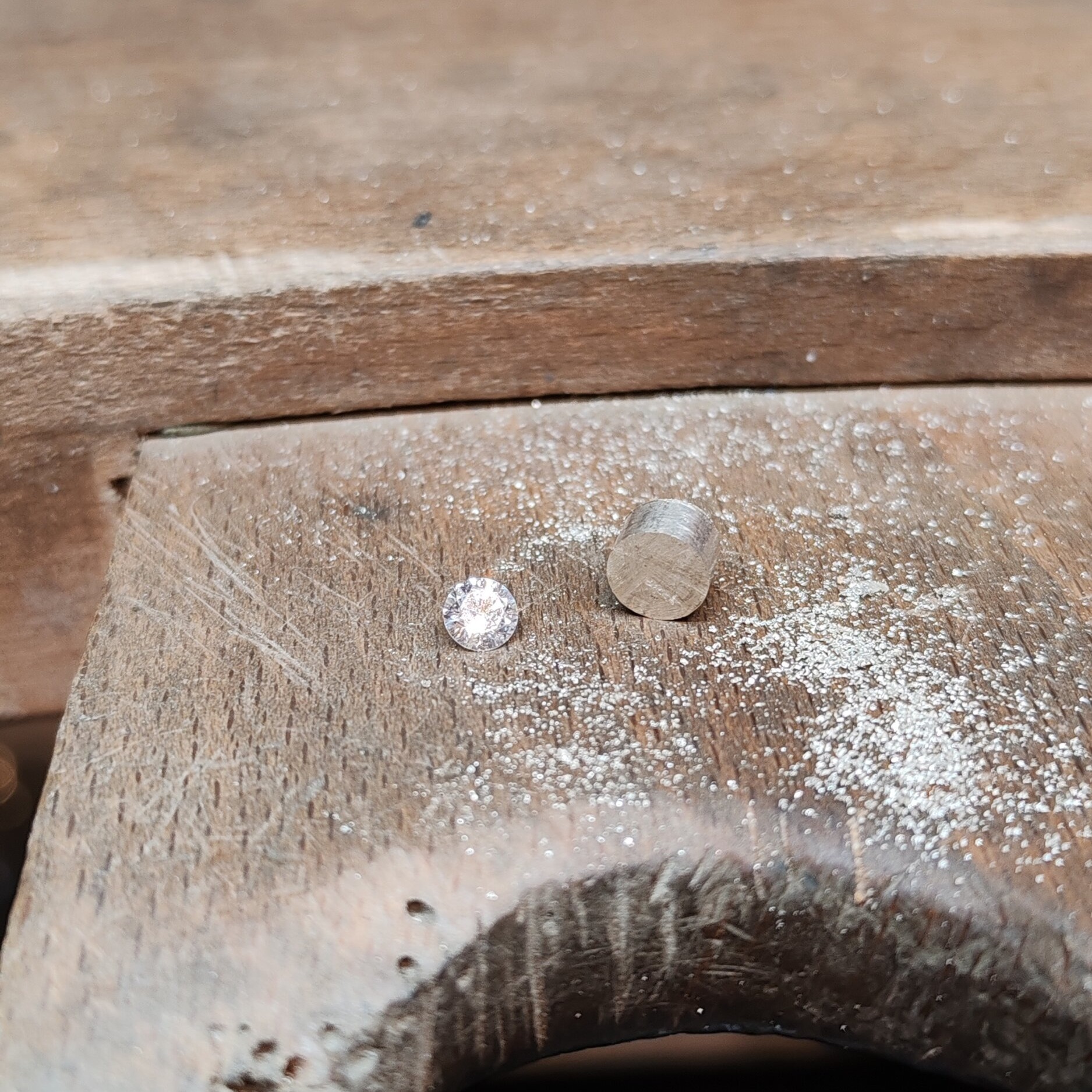 Collier diamant en cours de fabrication