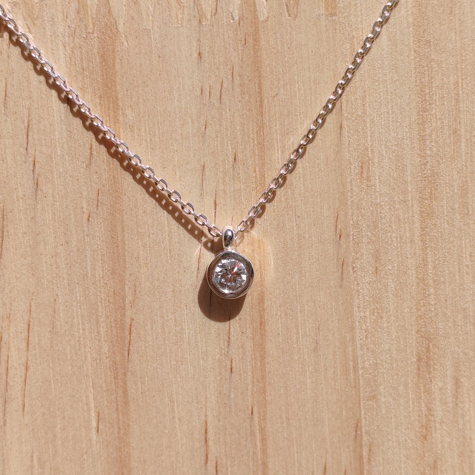 Collier diamant serti clos sur presentoir details