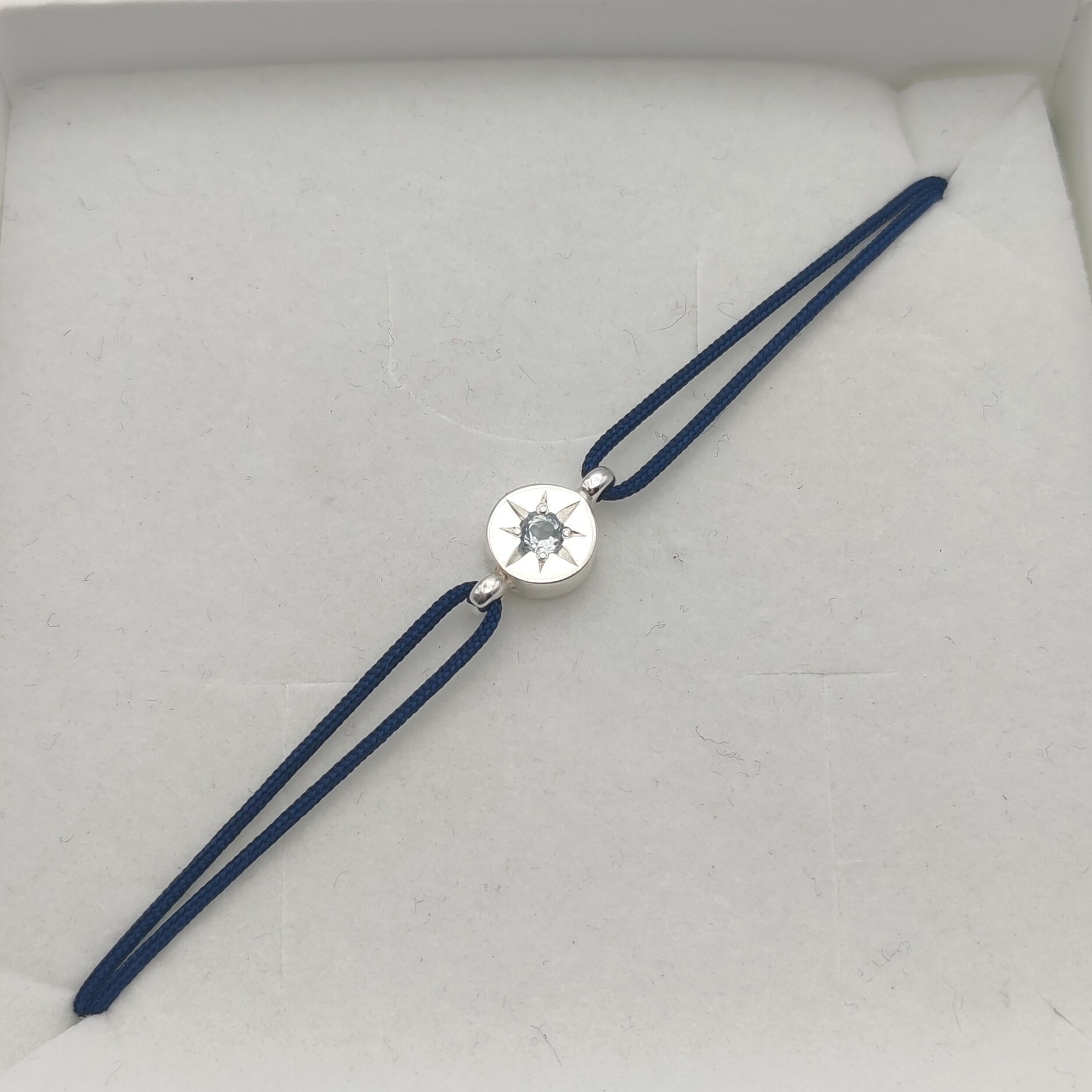 Bracelet aigue marine serti rose des vents dans son ecrin