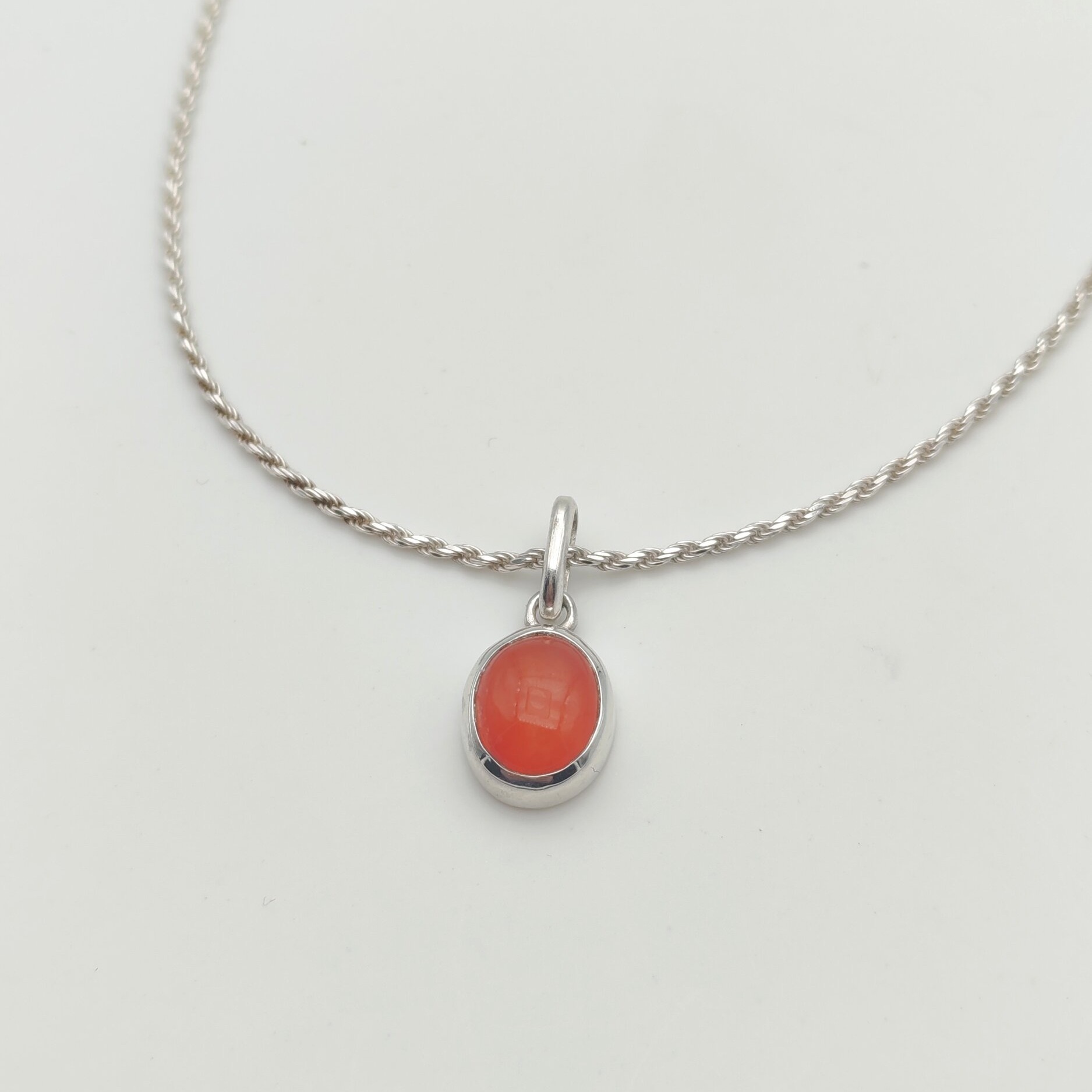 Collier cornaline serti clos en argent 925 vu de pres