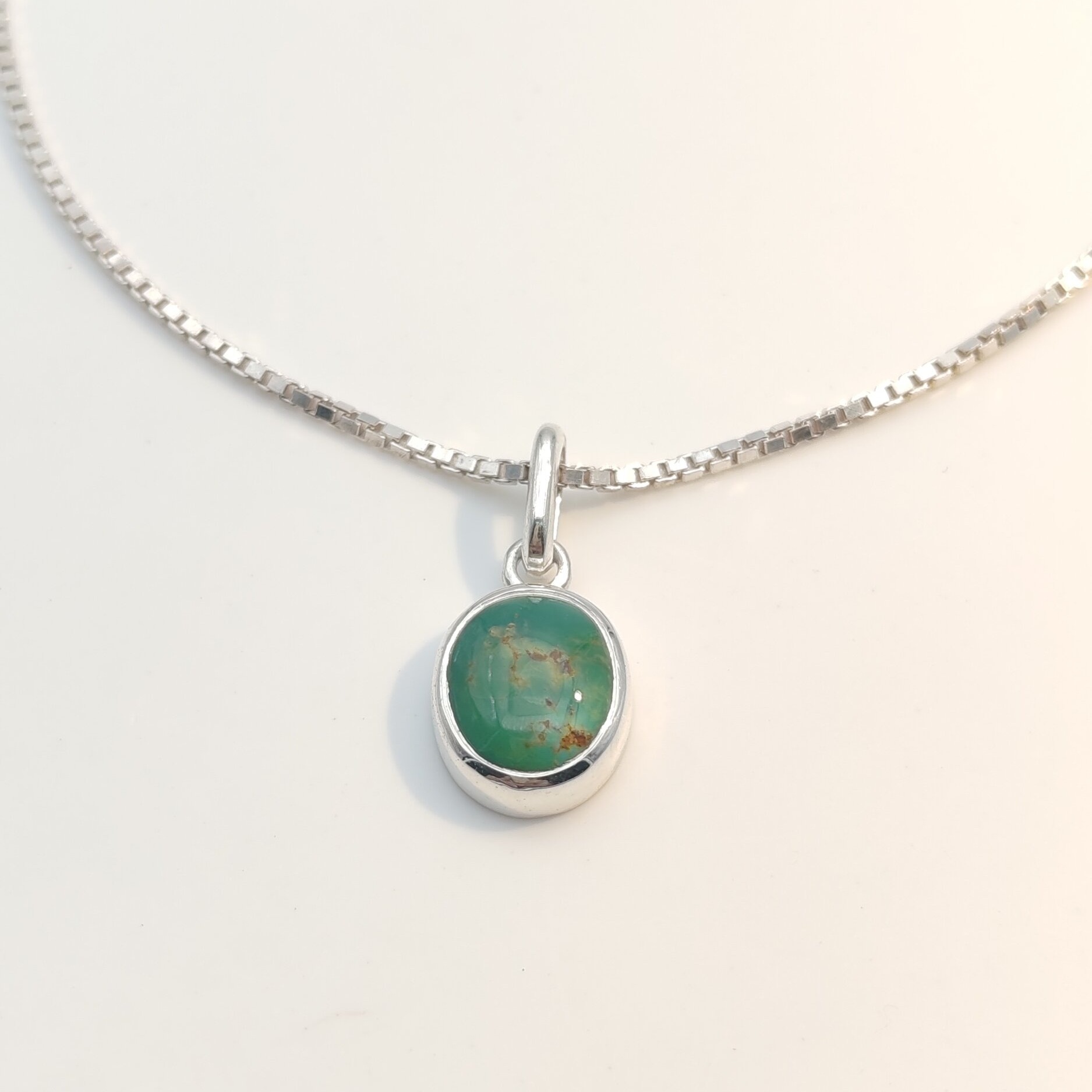 Collier turquoise de Kingman (Arizona) serti clos