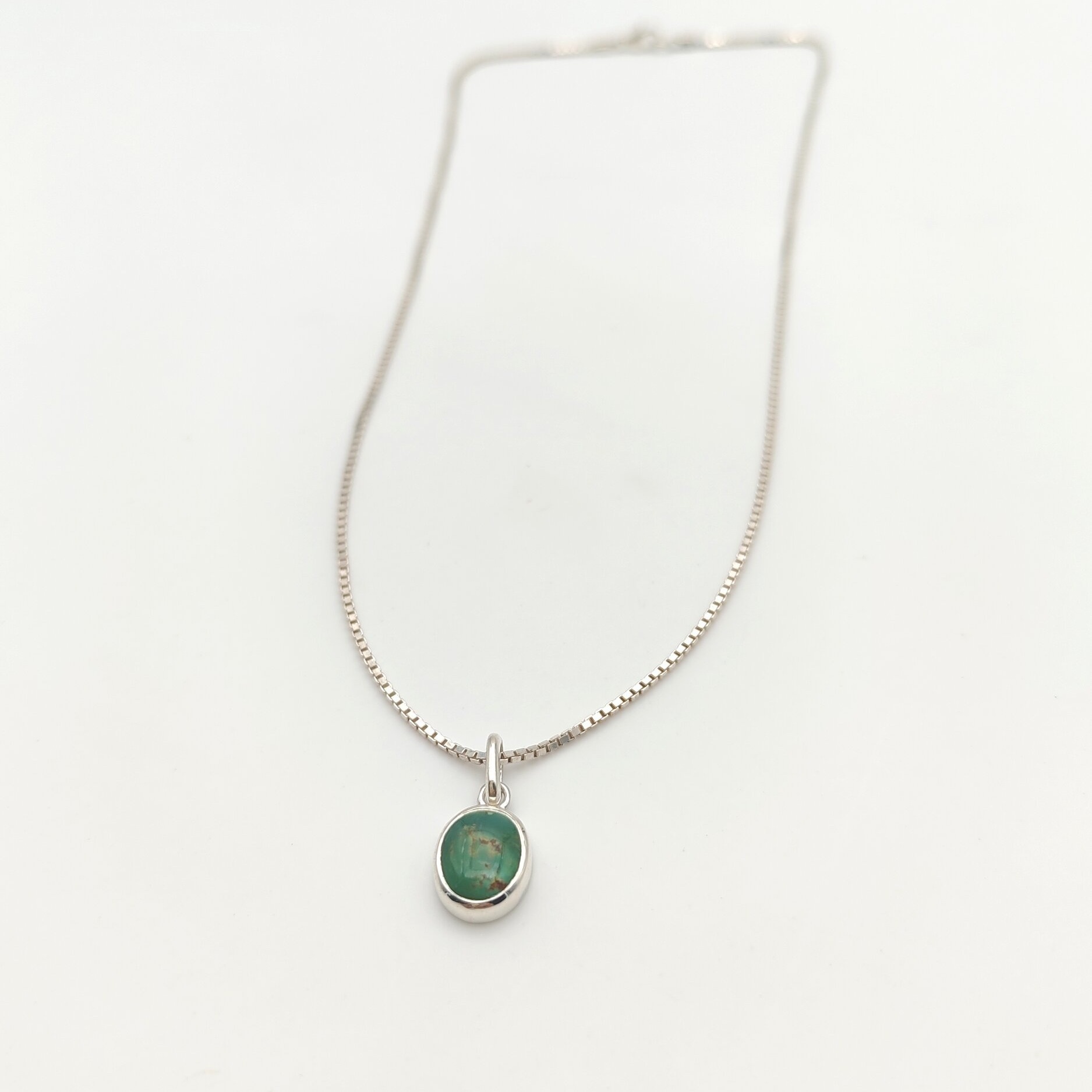 Collier turquoise de Kingman (Arizona) serti clos