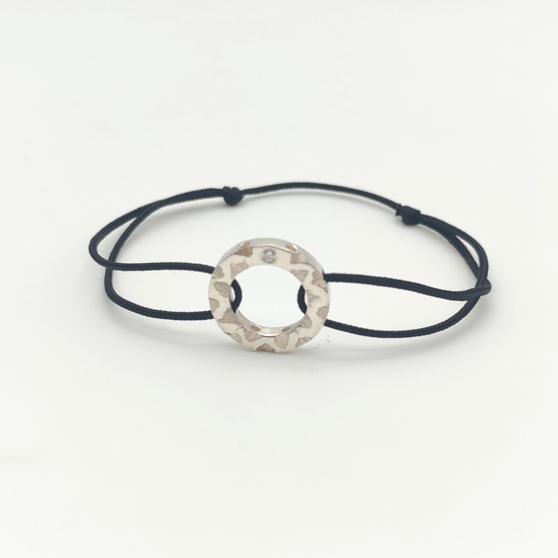 bracelet-ajustable-cordon-noir-cercle-argent-diamant