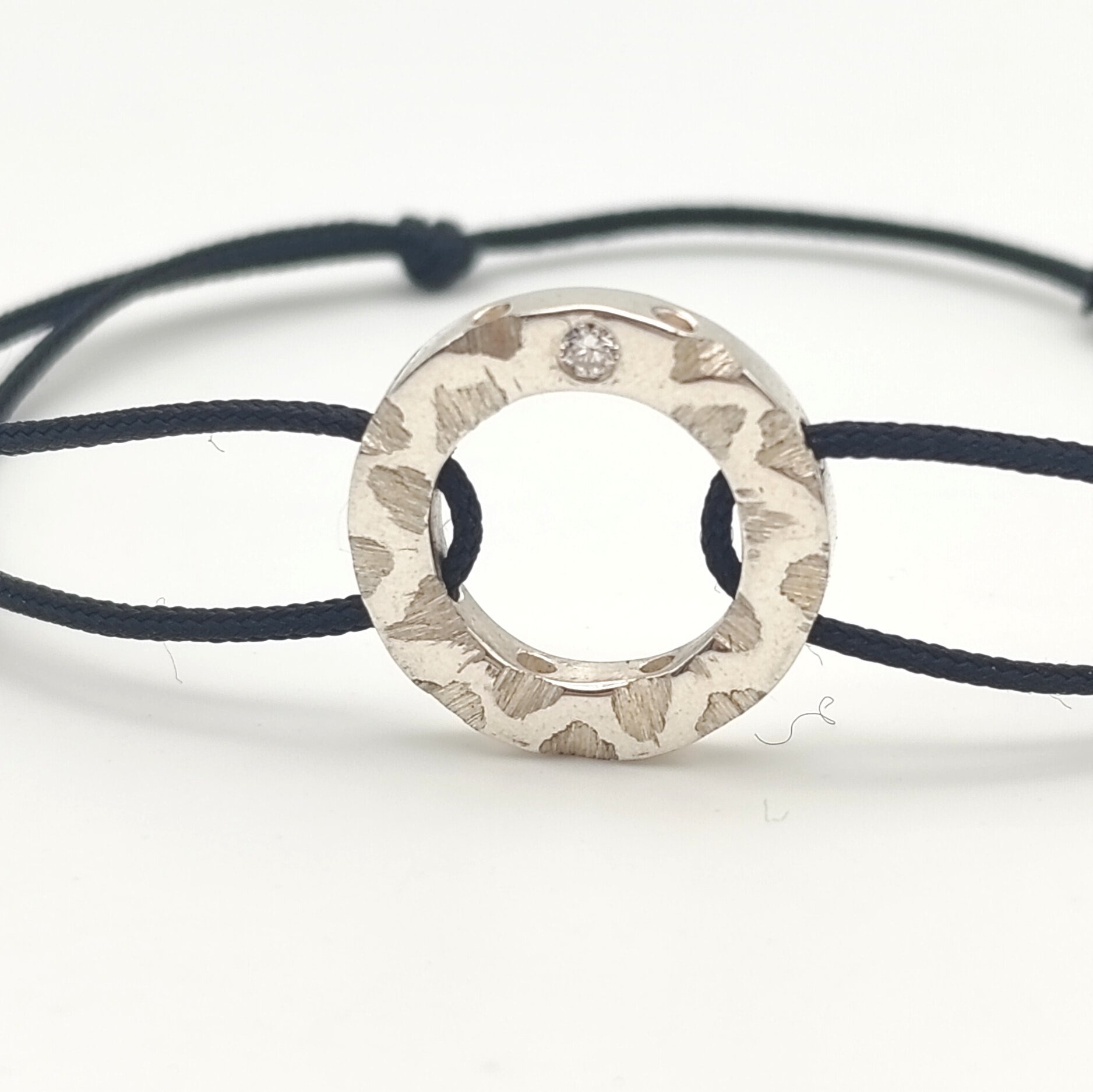 zoom-texture-argent-bracelet-cercle-diamant-noeuds