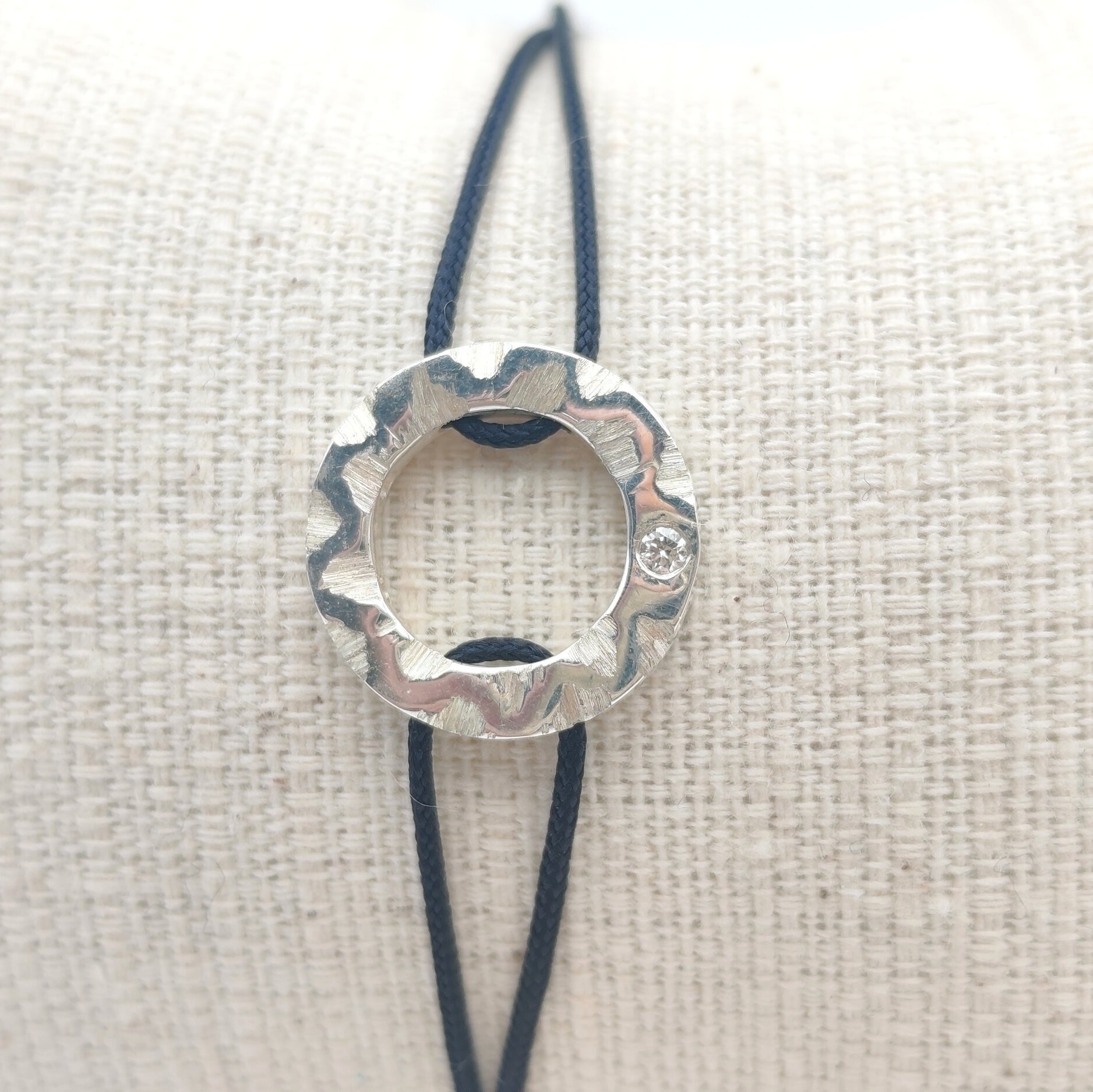 detail-bracelet-argent-massif-diamant-createur-valbonne