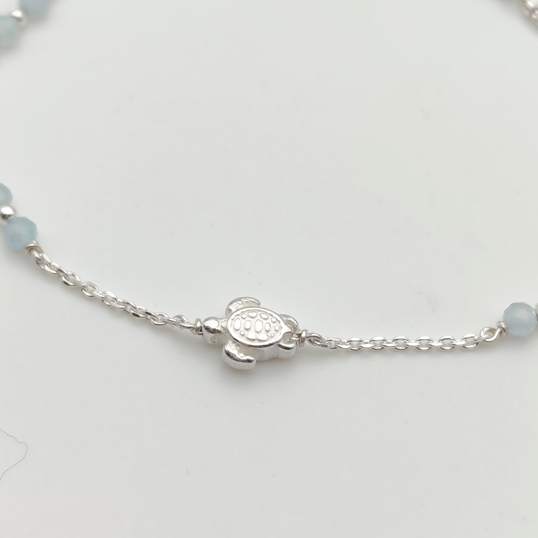 Détail du Motif Tortue en Argent et Perles Aigue-Marine