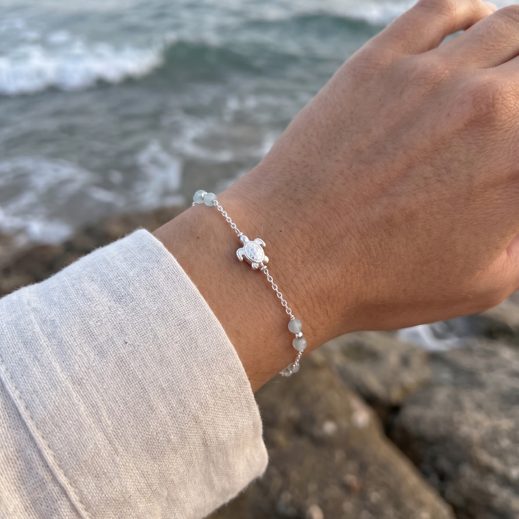 Bracelet tortue argent 925 et aigue-marine - porté