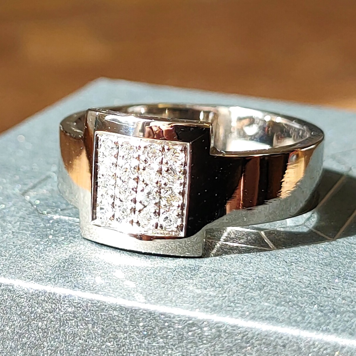 Bague en or gris palladié 750 pavage de diamants en forme carré sur le plateau